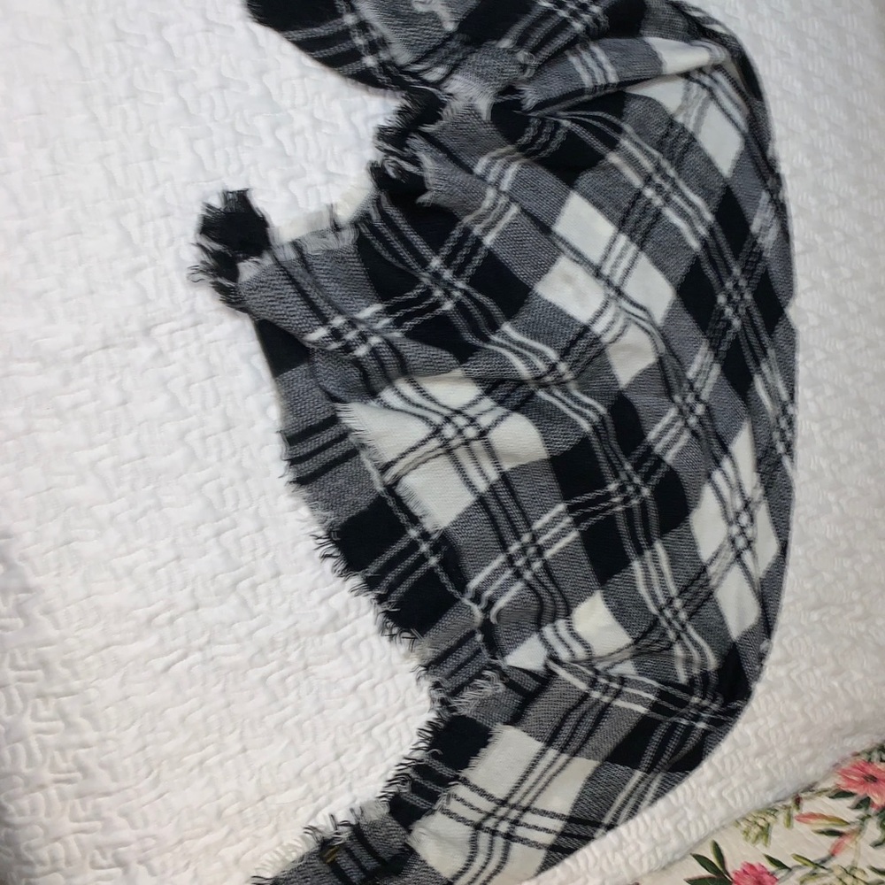 Checkered pattern scarf wrap - Picture 2 of 2